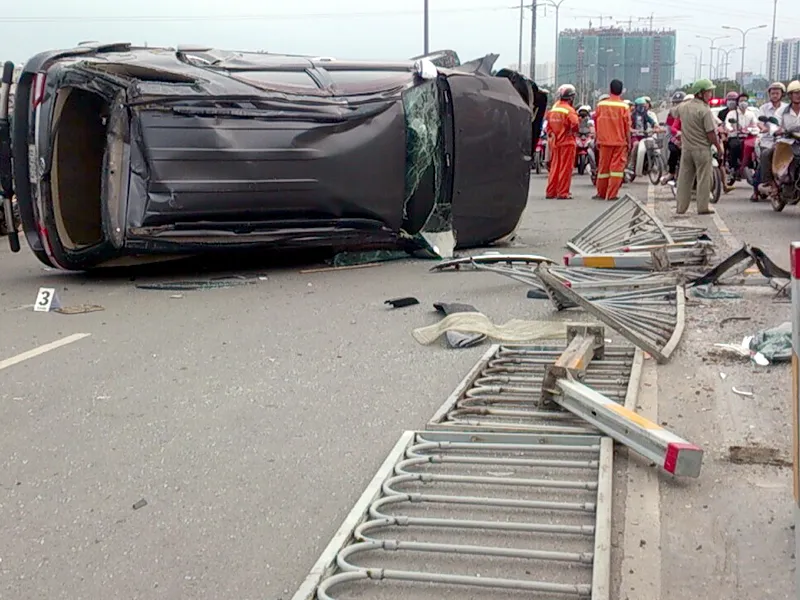 Vụ việc khiến 3 người bị thương, hàng chục mét dải phân cách bị tông hỏng